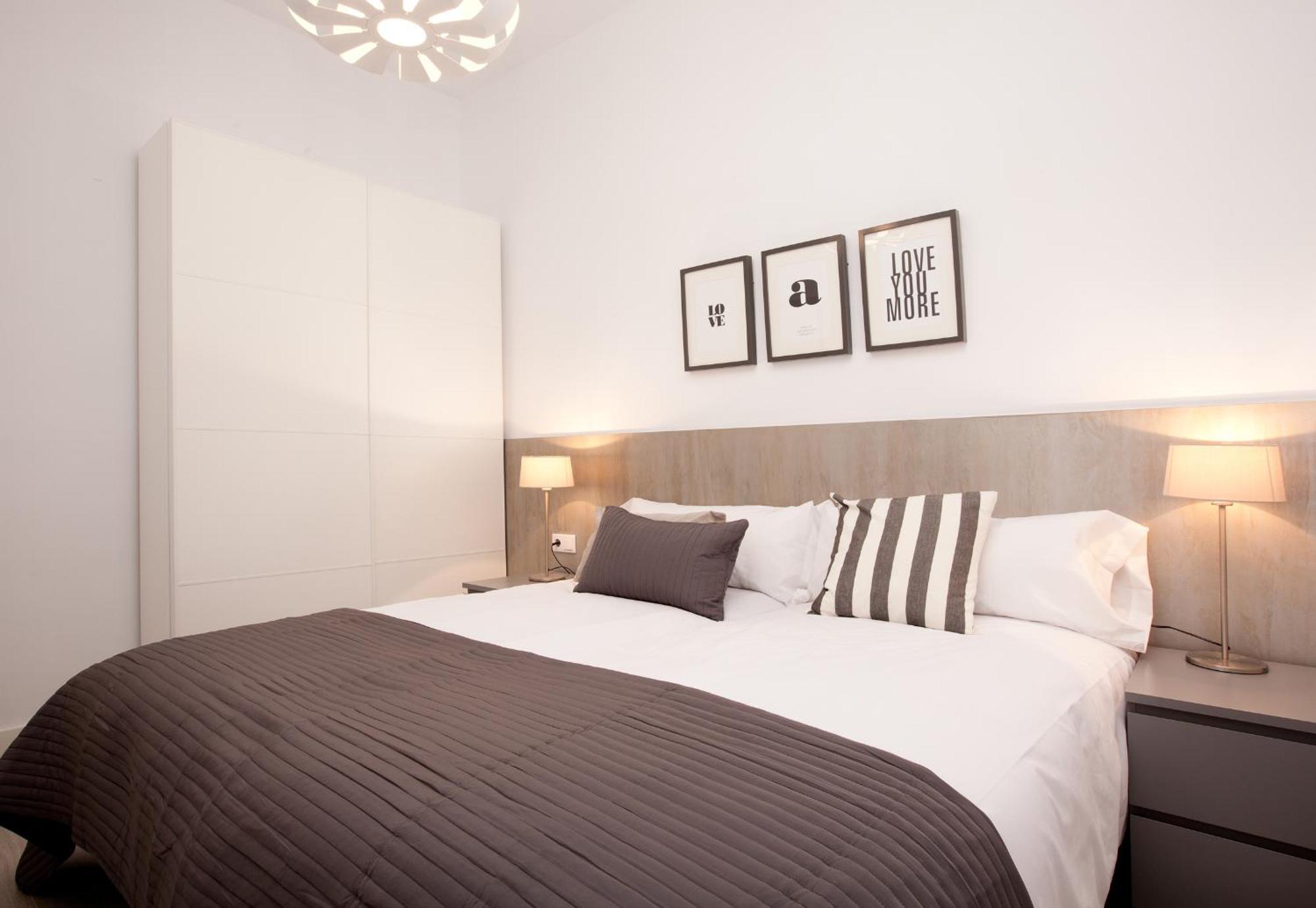 Click&Flat Seneca Suites Барселона Номер фото