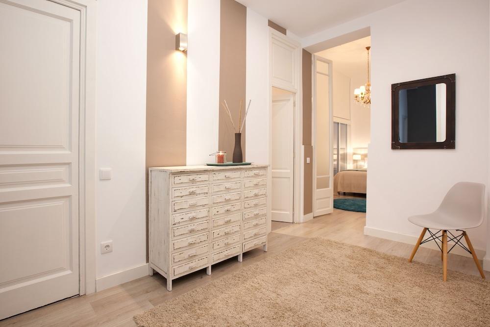 Click&Flat Seneca Suites Барселона Экстерьер фото